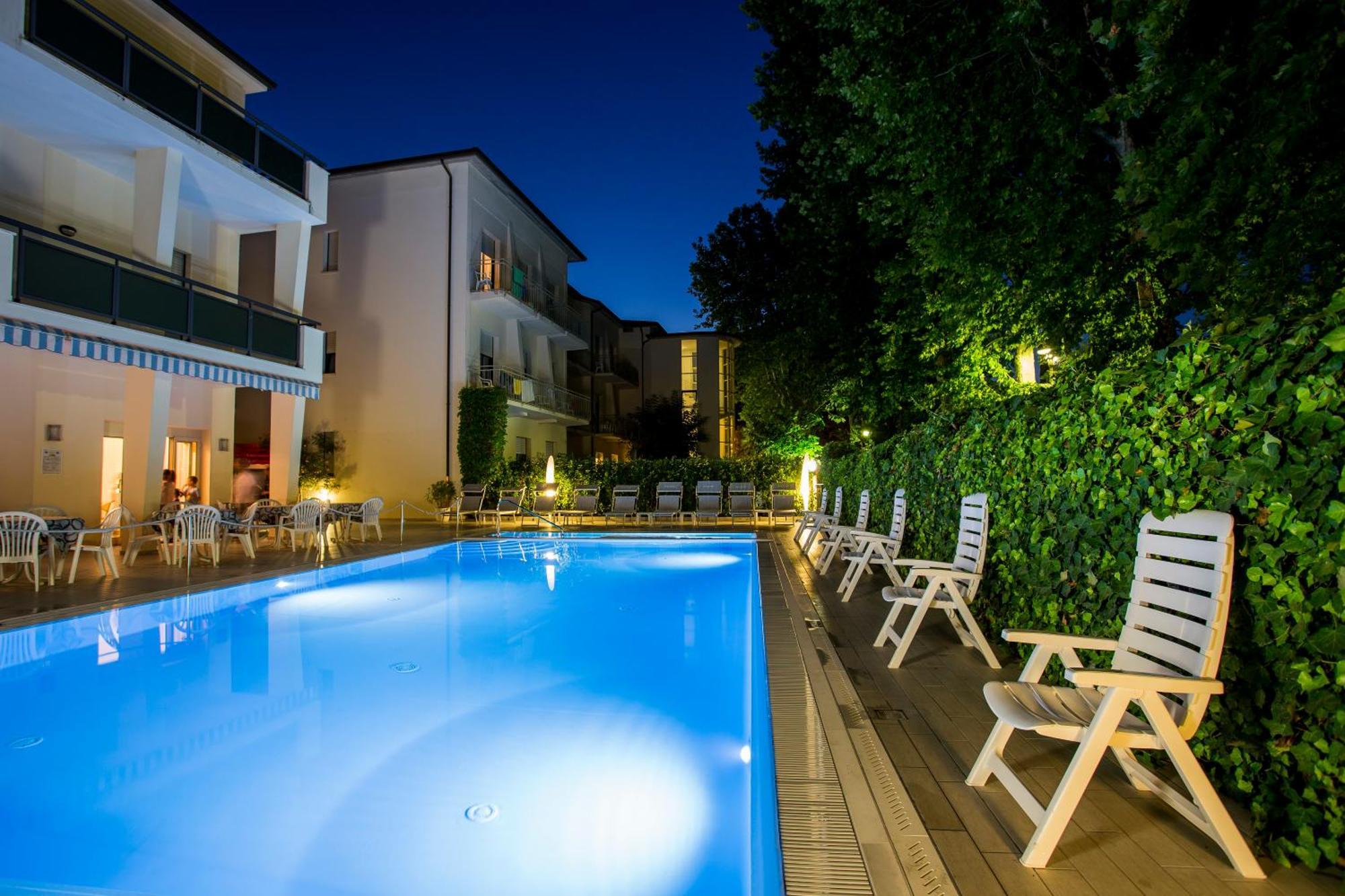 Hotel Athena Cervia Buitenkant foto